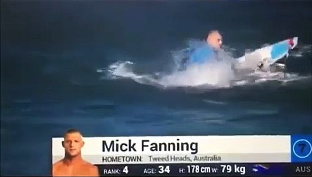 Mick Fanning apanha susto com tubarão