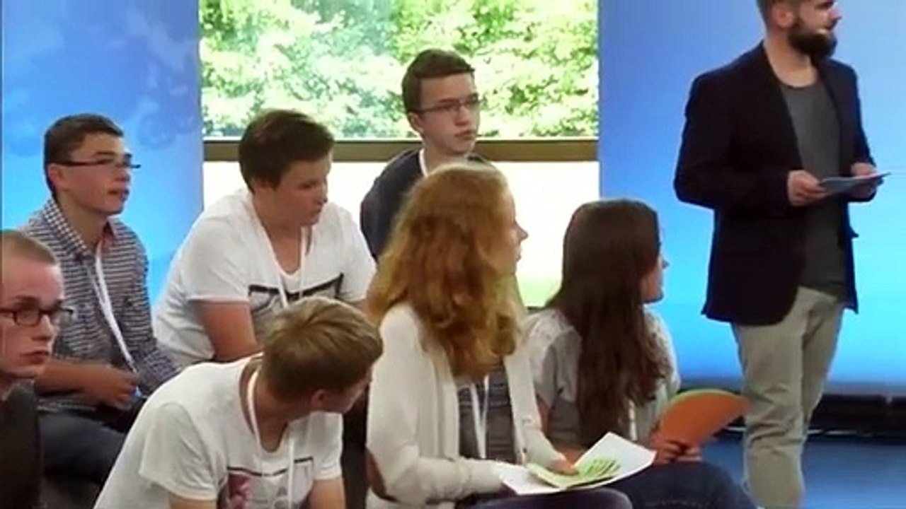 Merkel responde a refugiada e deixa-a em lágrimas