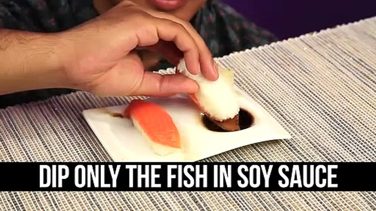 Chefs ensinam a comer sushi