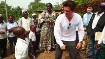 Orlando Bloom visita comunidades afetadas pelo ébola