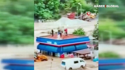 Selde sürüklenen araçlar üst üste bindi