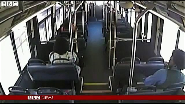 Passageiros de autocarro escapam por pouco a colisão com comboio