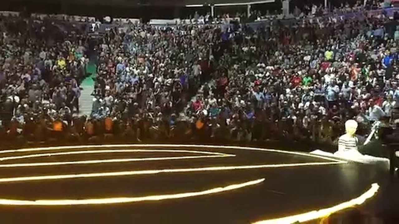 the edge cai do palco
