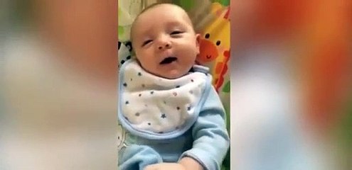 Bebé de sete semanas diz hello