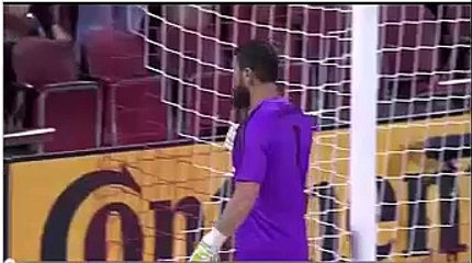 Guarda-redes celebra vitória com... cerveja de adepto