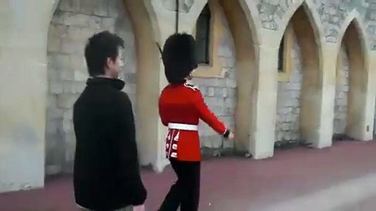 Guarda Real aponta arma a turista