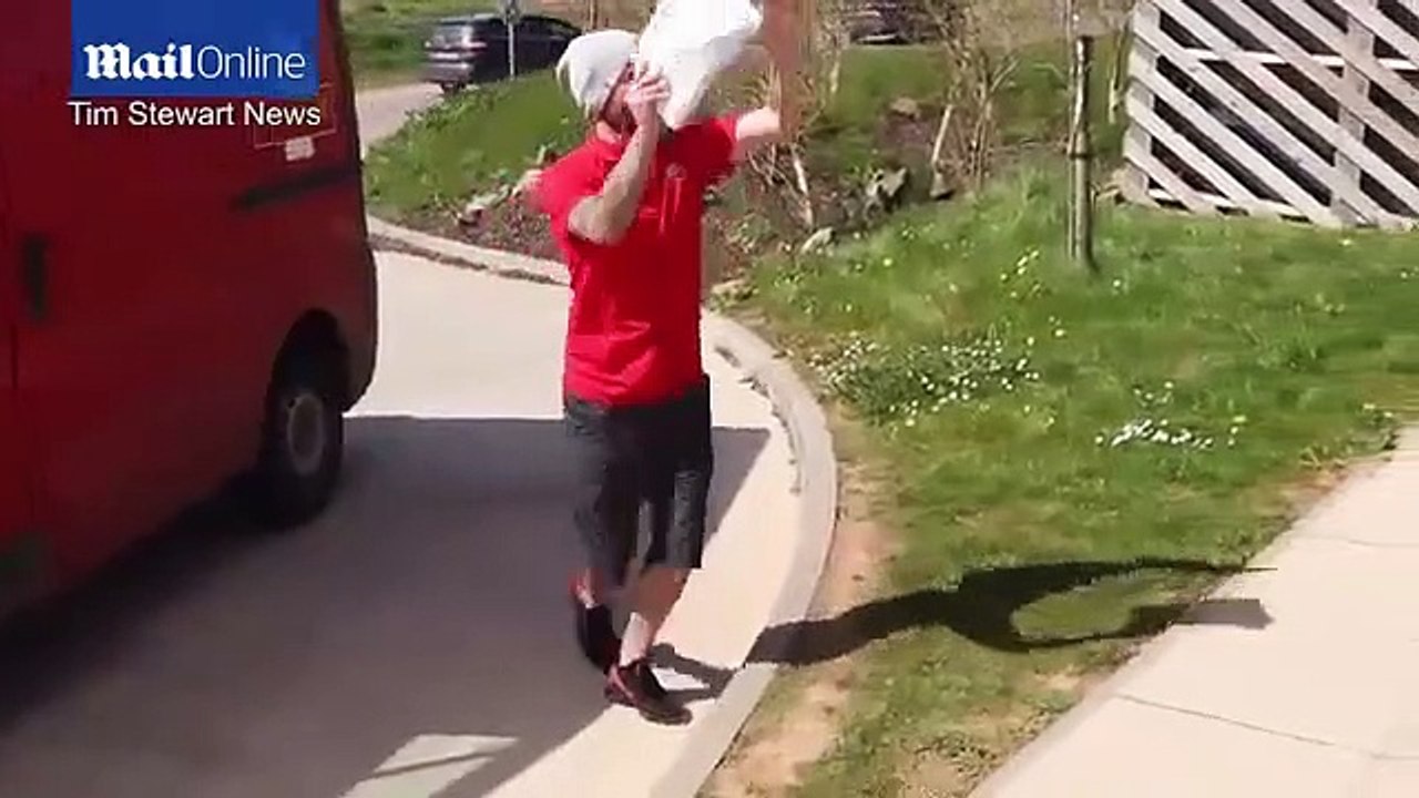 carteiro feliz