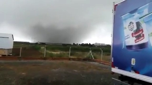 Tornado em Santa Catarina deixa milhares desalojados