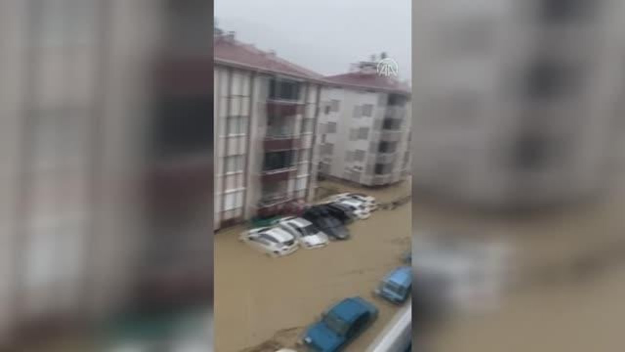 Ayancık'ta sel meydana geldi - Sular altında kalan araçlar (9)