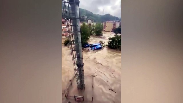 Kastamonu'da sel: HES barajının kapakları patladı
