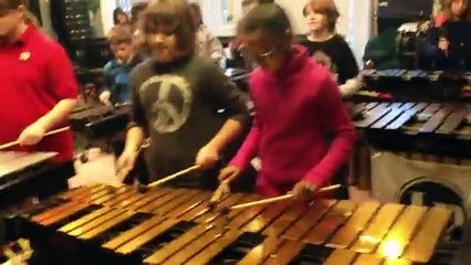 Crianças tocam tema de Ozzy Osbourne