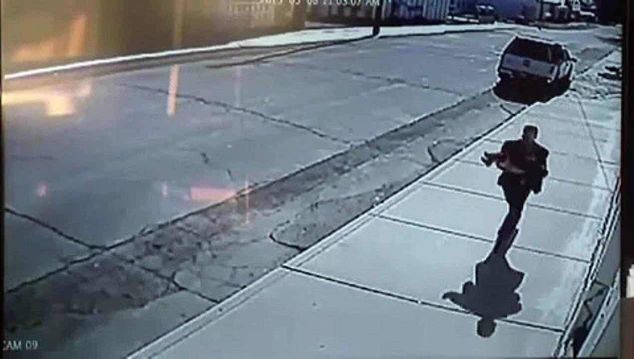 Homem apanhado por câmaras a tentar raptar menino