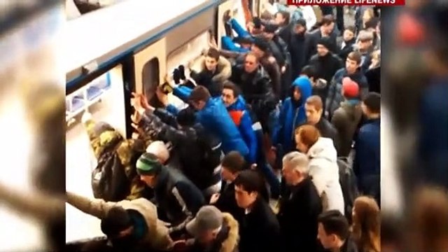 Passageiros juntam-se para salvar idosa no metro