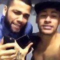 Neymar e Dani Alves cantam
