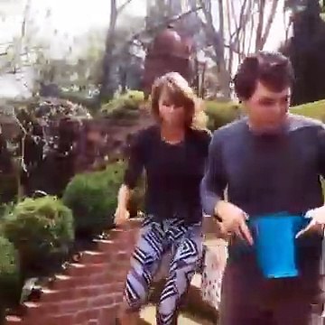 Taylor Swift e irmão foram apanhados a procurar ovos de Páscoa