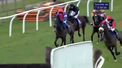 Jockey sobrevive a aparatosa queda de cavalo