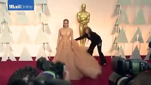 Jennifer Lopez tropeça no vestido durante os Óscares