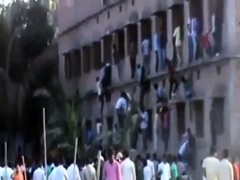 Escalaram edifício para ajudar filhos a copiar