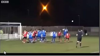 jogador marca e defende