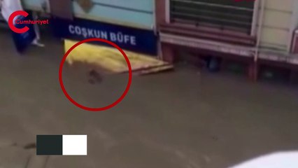 Sel sularına karşı böyle yüzdü
