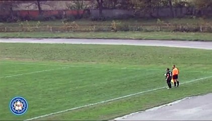 Tentou esmurrar árbitro depois de levar amarelo