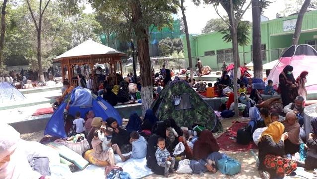 Taliban'ın kuzeydeki hakimiyeti genişledi, bölge sakinleri Kabil'e kaçtıTaliban saldırılarından kaçan Afganlar, Kabil'de parklara çadır kurdu