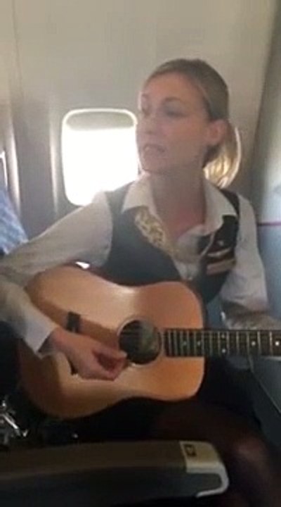 Assistente de bordo cantora impressiona passageiros