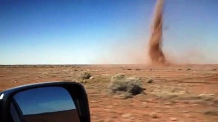 Australiano corre em direção a tornado para tirar selfie