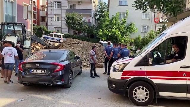 Elleriyle kazıp toprak altında kalan işçiyi kurtardılar