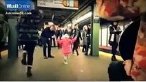 Menina leva alegria ao metro de Nova Iorque