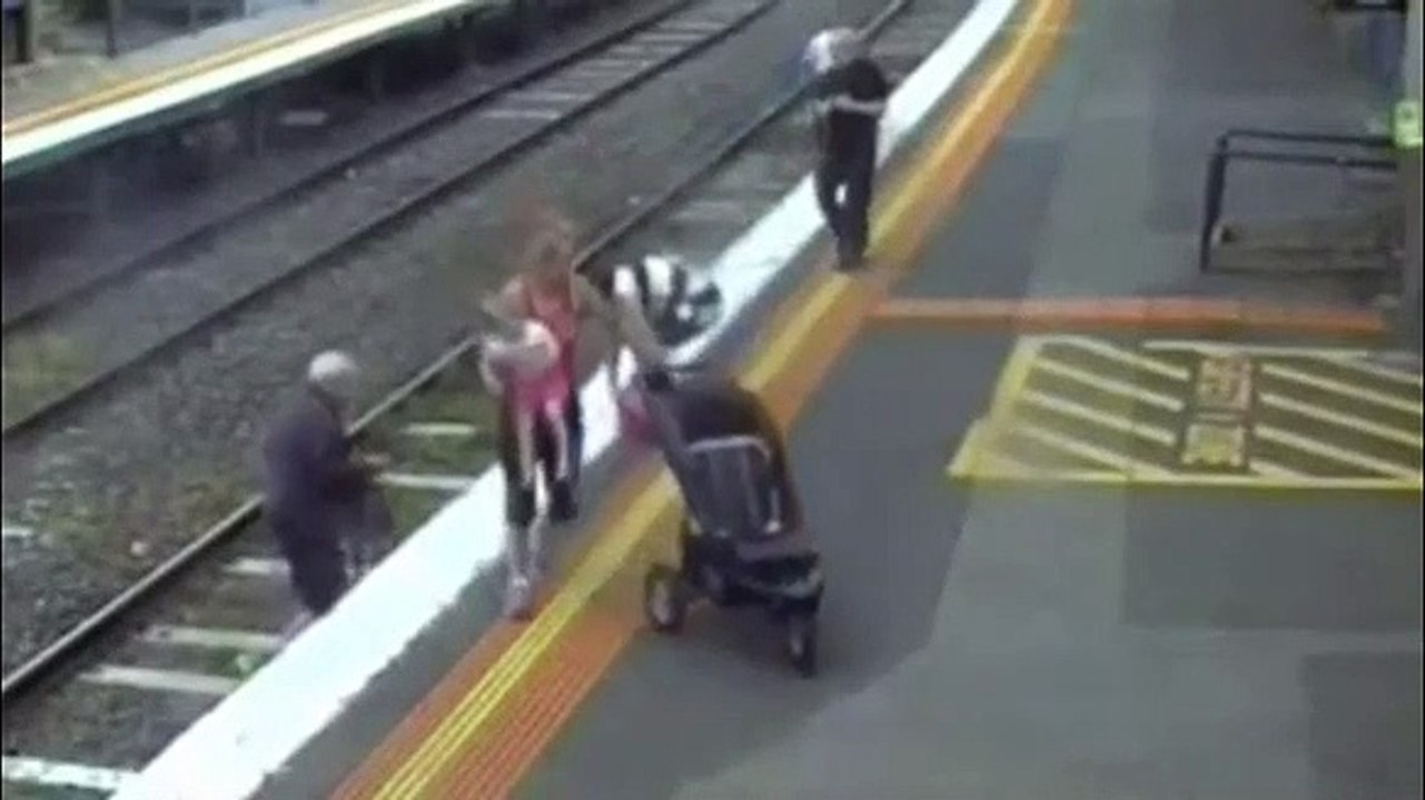 Momento de cortar a respiração quando bebé cai em linha férrea