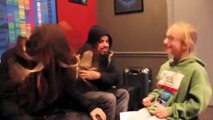 Korn entrevistados por uma criança