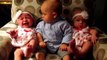 Bebé conhece irmãs gémeas e a reação é hilariante