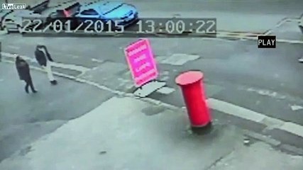 Menina escapa a explosão por pouco