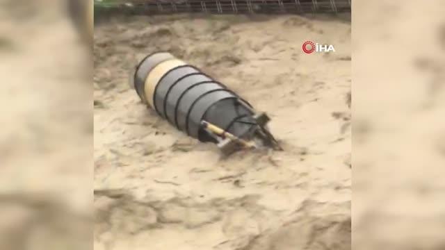 Sinop Türkeli de sel teslim: Beton santrali sele kapıldı