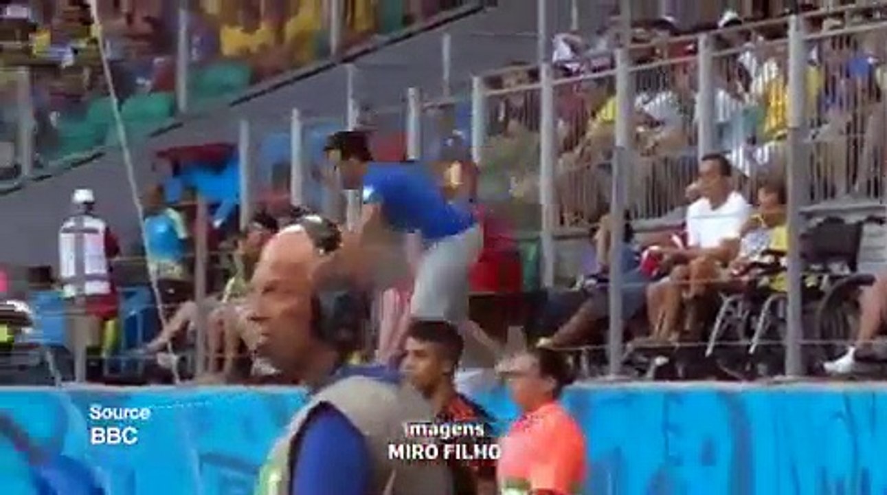 Adepto levanta-se de cadeira de rodas e invade estádio