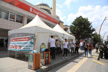 "Kırmızı" kategorideki Bingöl'de vatandaşlar aşı yoğunluğu oluşturuyor