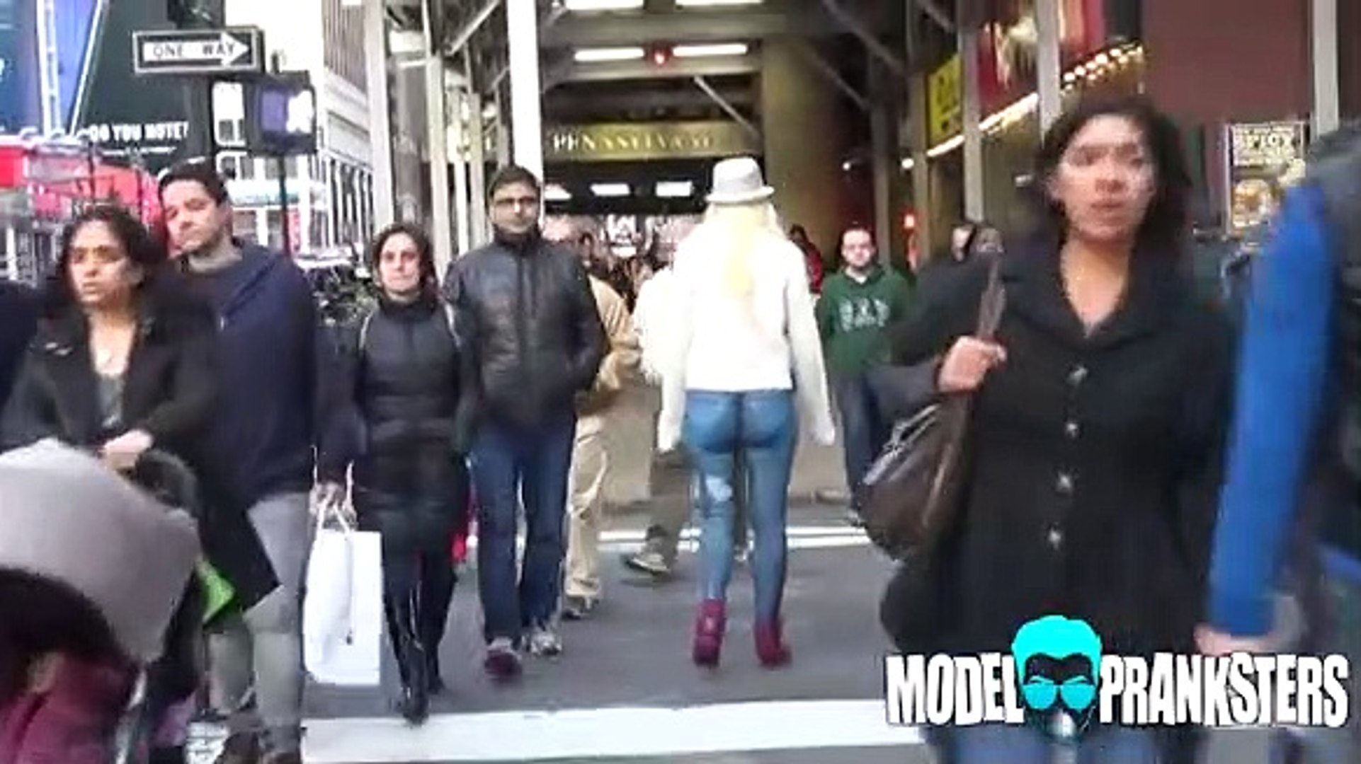 E se uma mulher andasse nua na rua. Será que dava conta?