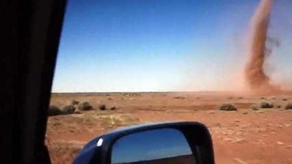 Jovem tenta tirar selfie ao lado de tornado