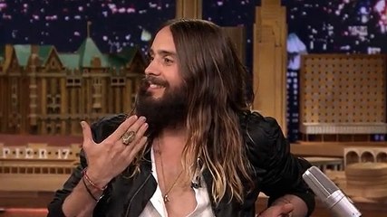 Jimmy Fallon faz a barba a Jared Leto