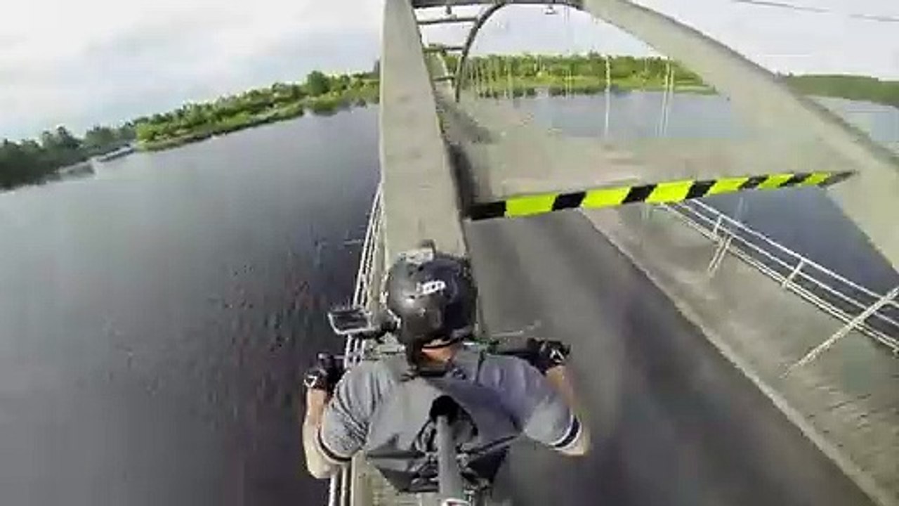 Motoqueiro a passar a ponte