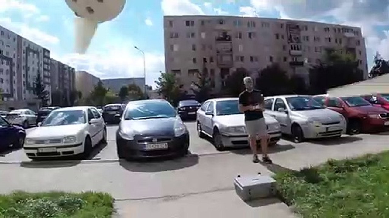 Jovem em 'banhos de sol' persegue drone com vassoura