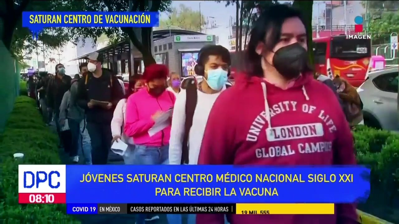 Jóvenes abarrotan centros de vacunación en la CDMX