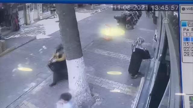 Yolun karşısına geçmeye çalışan çocuğa motosiklet çarptı