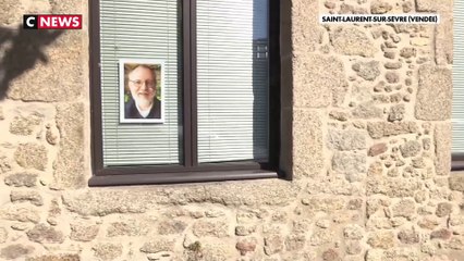 L'heure du recueillement avant les obsèques du prêtre Olivier Maire