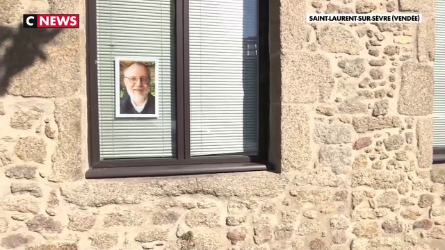 L'heure du recueillement avant les obsèques du prêtre Olivier Maire