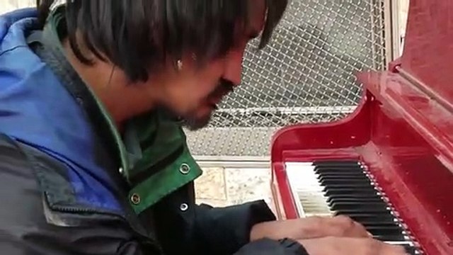 Sem-abrigo há 30 anos tocou piano e impressionou todos