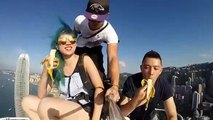 Uma panorâmica de Hong Kong... enquanto de comem bananas