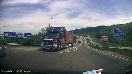 Condutor fica a centímetros de camião