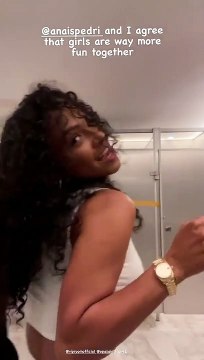 Christina Milian et son amie Anais Pedri dansent dans les toilettes du restaurant.